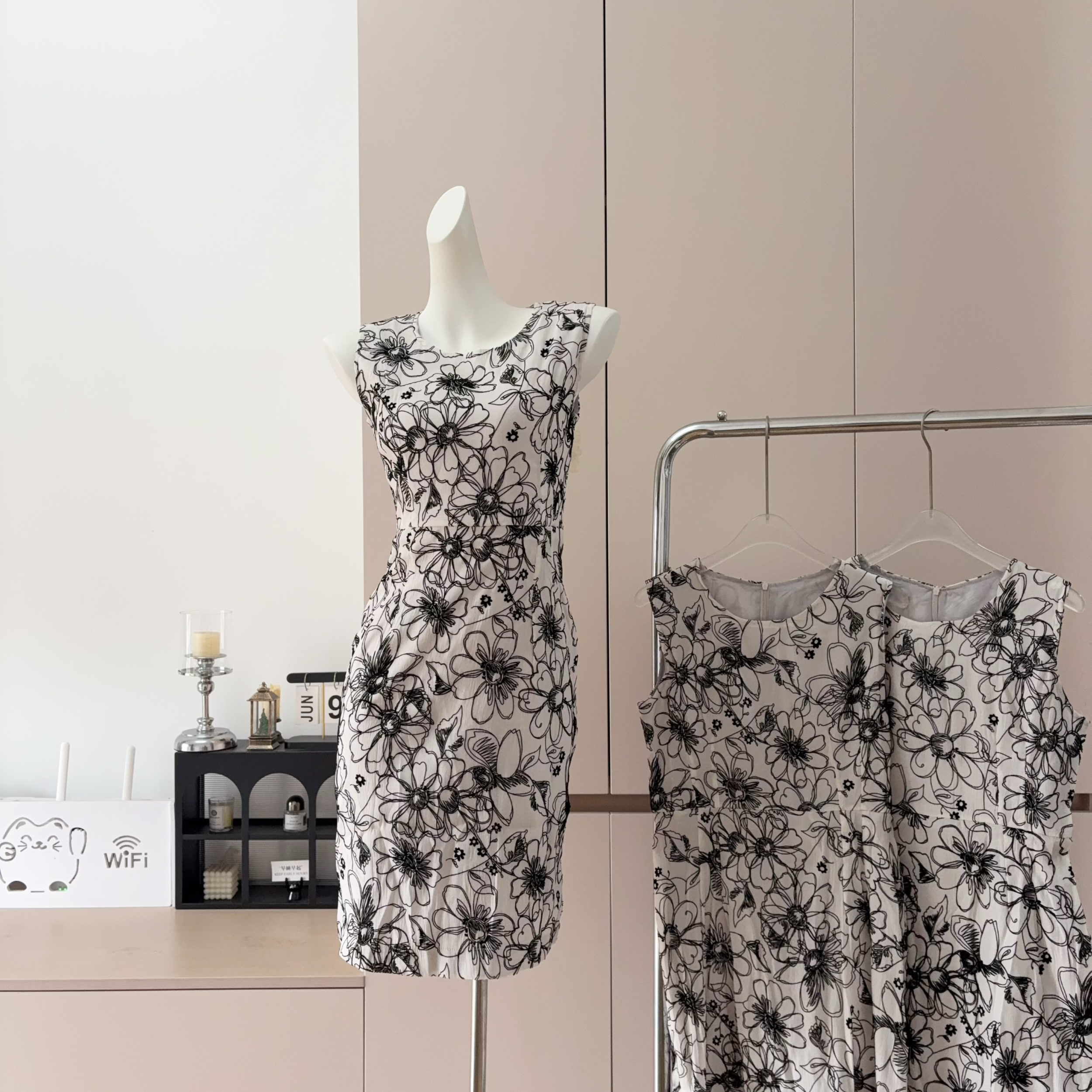 French Style Sleeveless Floral Dress with Cinched Waist
