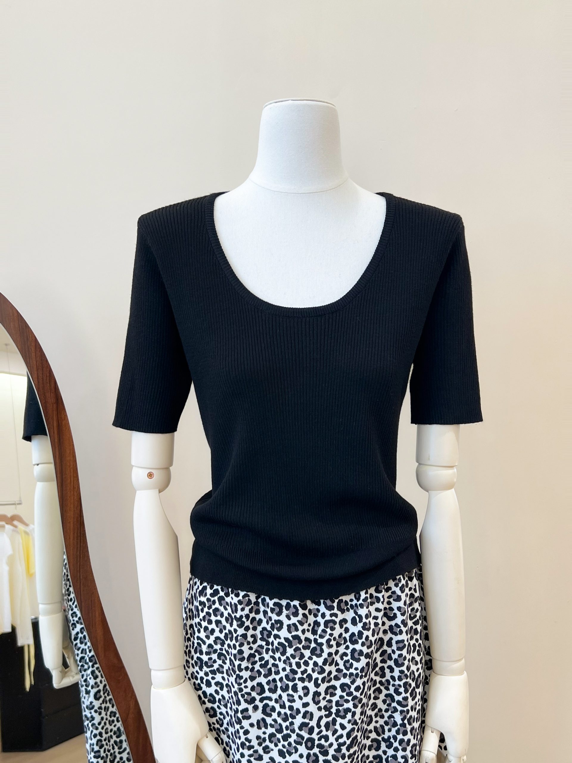 Korean Minimalist Round Neck Short Sleeve Knit Top for Women 2026 Summer Thin Cropped Slimming Top - Image 3