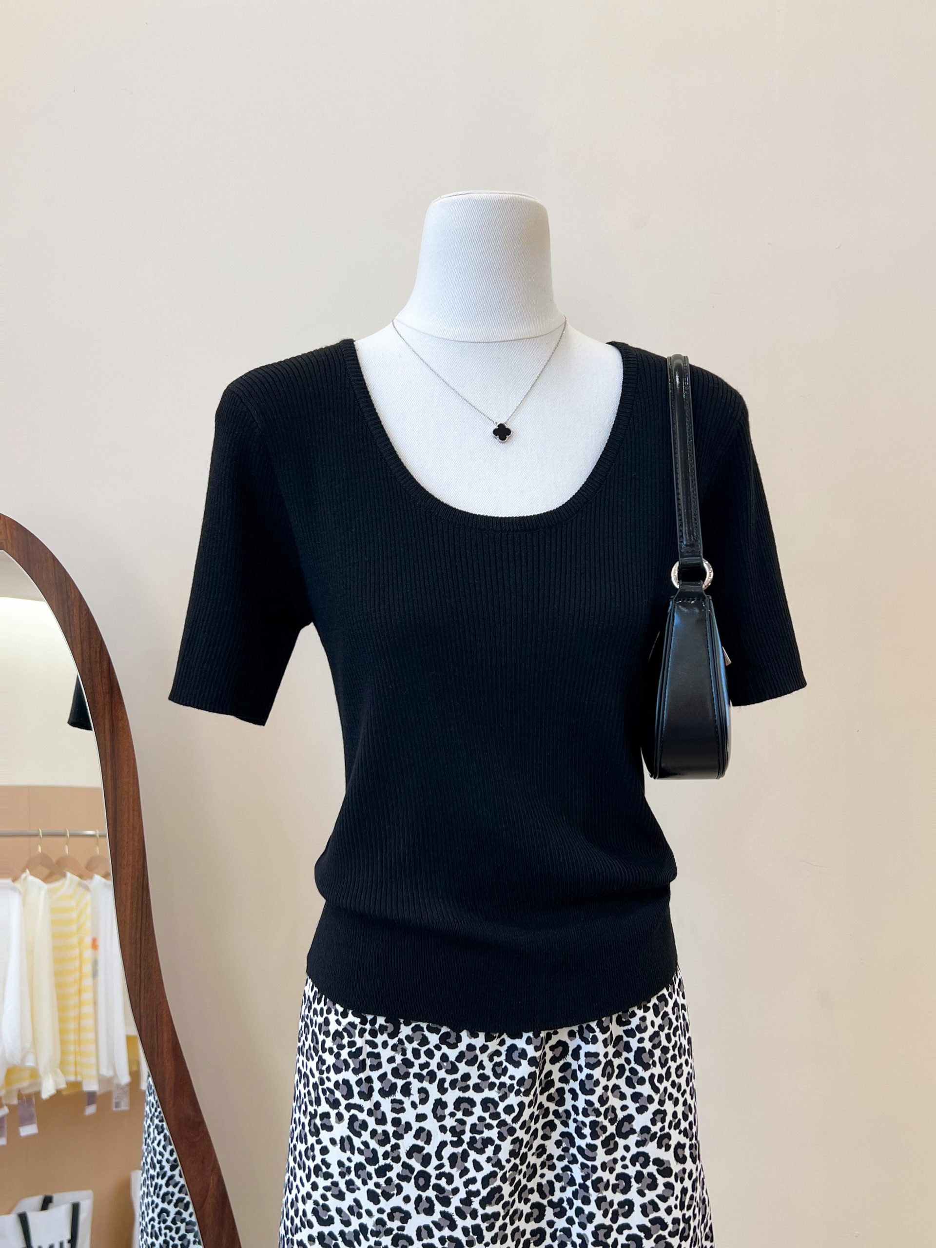 Korean Minimalist Round Neck Short Sleeve Knit Top for Women 2026 Summer Thin Cropped Slimming Top - Image 2